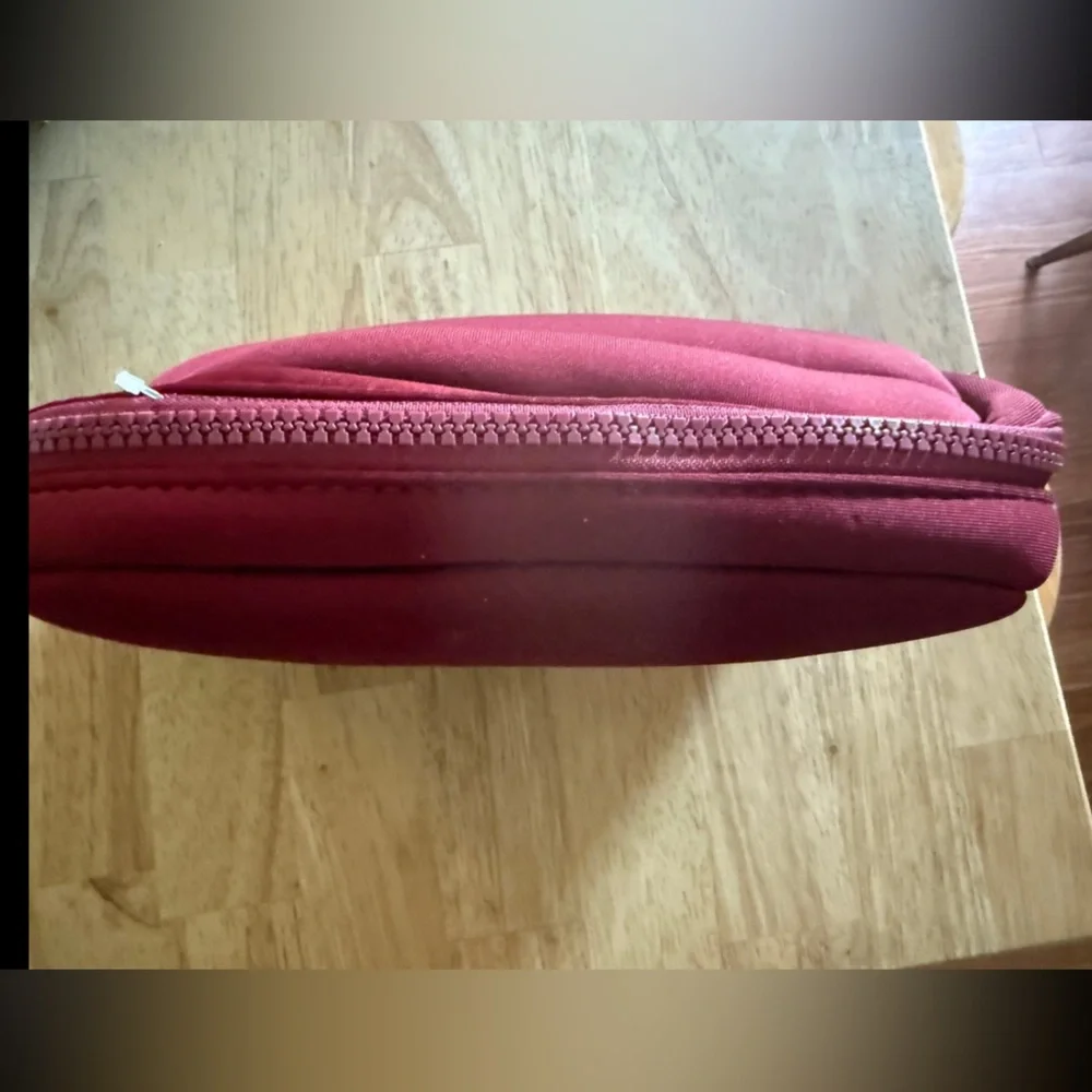 ❤️ 3/$25 Sephora Burgundy Cosmetics Bag